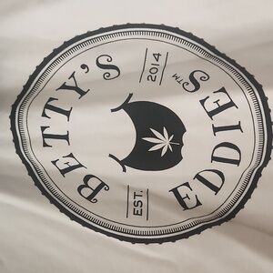 Bettys Eddie's Hoodie Size M